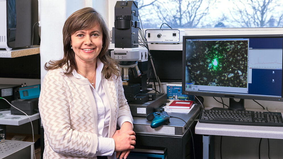 Dr. Natalia P. Ivleva mit ihrem Raman-Mikroskop 