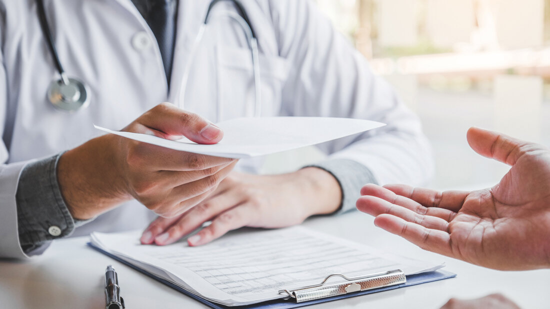 Titelbild zum Fachbeitrag im Rahmen des Schwerpunktthemas zu COVID-19 als Berufskrankheit in den Berichtsjahren 2020 und 2021