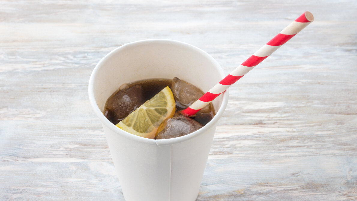 Zuckerhaltiges Getränk im Becher 