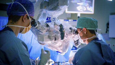 Neurochirurgen operieren unter dem Mikroskop. 