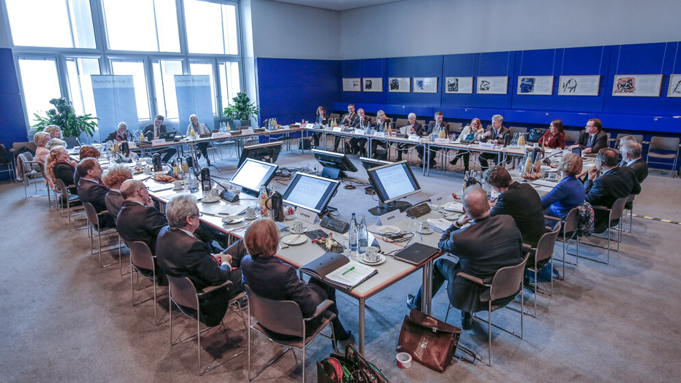 Deutscher-Ethikrat-Konstituierende-Sitzung-20160428-Sitzungssaal.jpg Deutscher Ethikrat