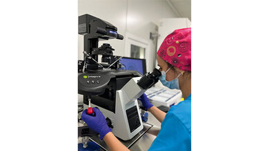 Foto einer Laborsituation einer Embryologin