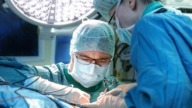 HNO-Klinikdirektor Prof. Plontke bei der OP