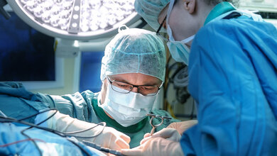 HNO-Klinikdirektor Prof. Plontke bei der OP