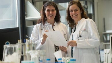 Privatdozentin Dr. med. Elisabeth Mangold (links) und Dr. Kerstin U. Ludwig