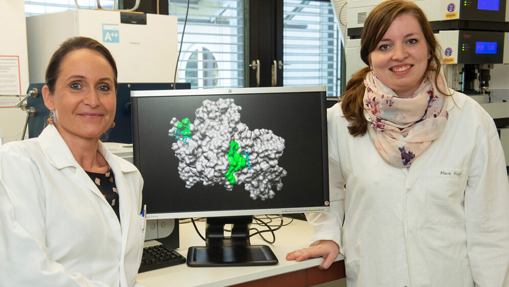 Prof_Dr_Diana_Imhof_links_und_Marie-Therese_Hopp_vom_Pharmazeutischen_Institut_Barbara_Frommann_Uni_Bonn.jpg Prof. Dr. Diana Imhof (links) und Marie-Thérèse Hopp