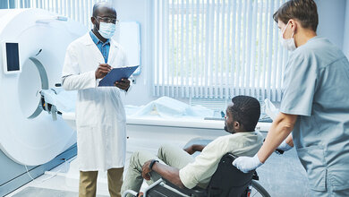 Angehörige medizinischer Gesundheitsberufe und Patient Titelbild zum Fachbeitrag über gelingende Kommunikation zwischen medizinischem Personal und Patienten