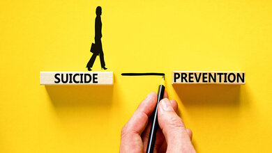 Fortbildungen zur Suizidprävention im Gesundheitswesen: Relevanz und Perspektiven Pamina Symbolbild zur Suizidprävention: Eine Hand zeichnet eine Brücke zwischen „Suicide“ und „Prevention“.