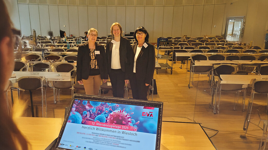 12. Mikrobiologietage 2025 in Wiesloch Gruppenfoto des Organisationsteams (von links): Waltraud Malms-Fleschenberg, Christina Haese und Marianne Vetter-Knoll