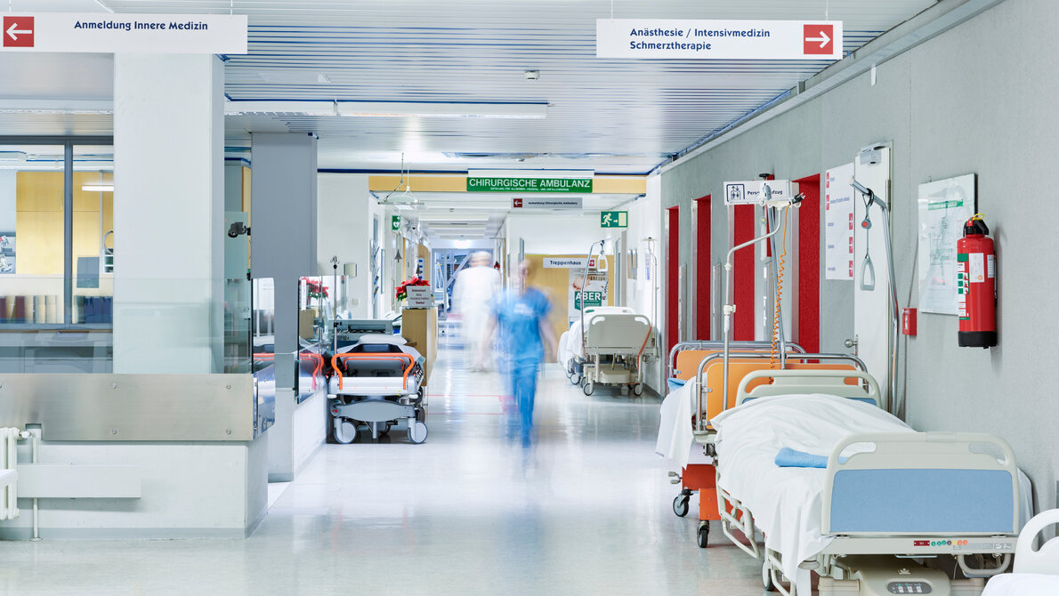AdobeStock_108994535.jpeg Blick in ein Krankenhaus