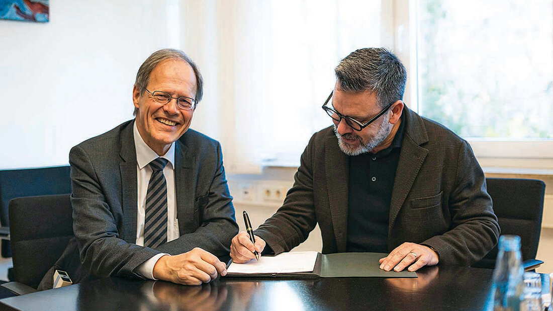 Foto von der Unterzeichnung des Vertrags über die Einführung des TeleTracking-Systems für Krankenhausbetten