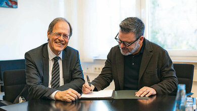 Foto von der Unterzeichnung des Vertrags über die Einführung des TeleTracking-Systems für Krankenhausbetten