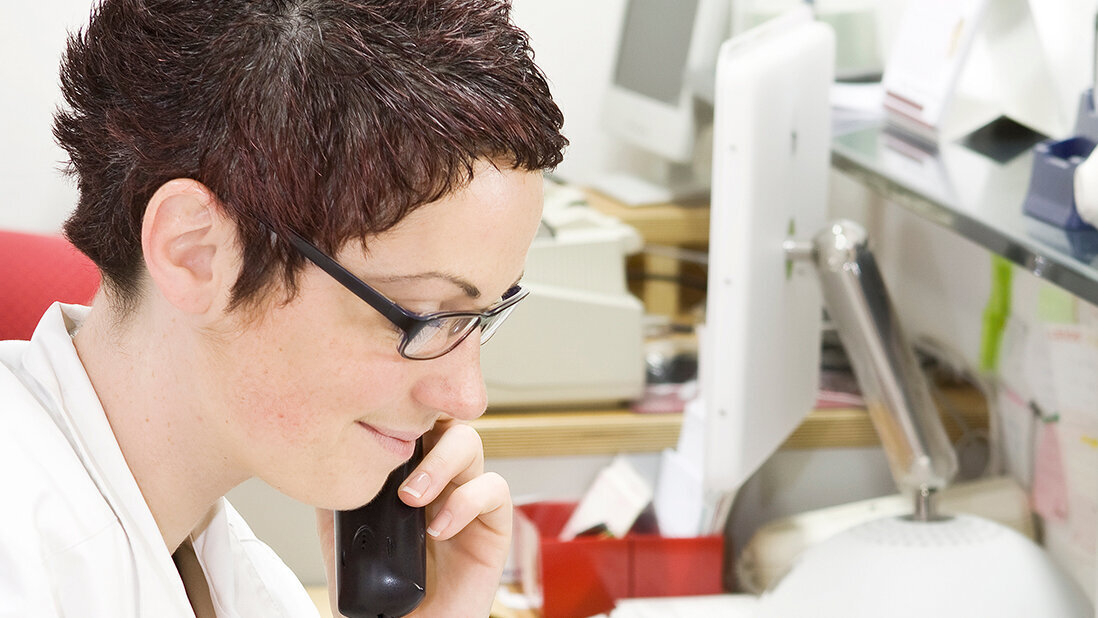 Eine MT telefoniert.