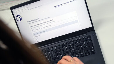 Laptop, auf dem die neue Bewertungsplattform zu sehen ist.