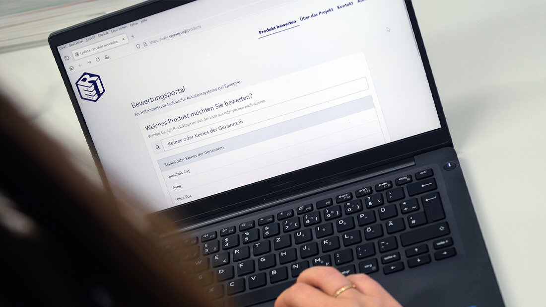 Laptop, auf dem die neue Bewertungsplattform zu sehen ist.