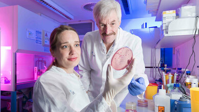 Mikrobiologen Dr. Jörg Wüllenweber und Dr. Franziska Schuler 