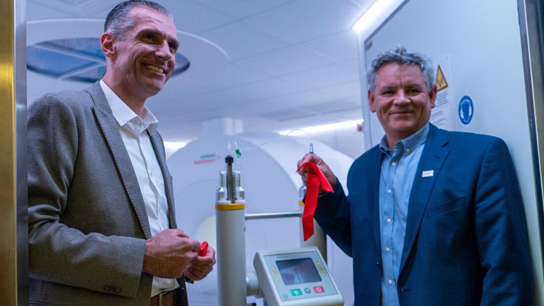 Zu sehen sind Markus Bappert (links) sowie Walter Eichhorn vor dem MRT-Raum.