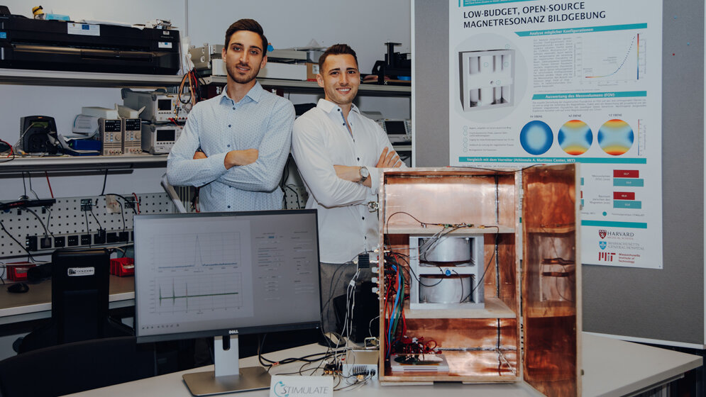 Die_Masterstudenten_Ivan_Fomin_li_und_David_Schote_vor_ihrem_Tabletop_MRT_Jana_Duennhaupt.jpg Tabletop-MRT