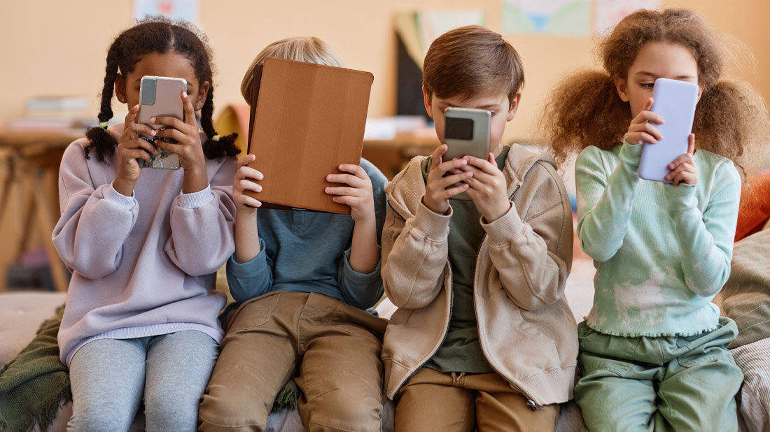 Kinder nutzen Smartphones und Tablet.