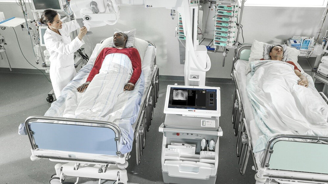 Patient wird im Krankenbett geröntgt.