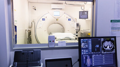 CT-Scanner (Computertomograf) in einem medizinischen Untersuchungsraum