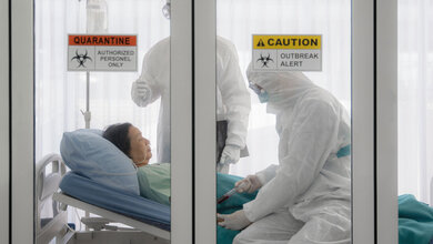 Corona_Outbreak_Adobe.jpg Corona-Impfung im Krankenhaus