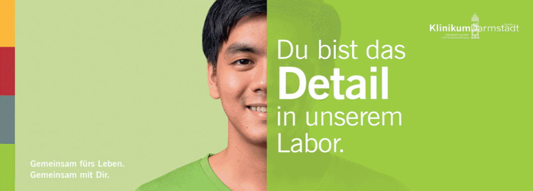 Werbebanner des Klinikums Darmstadt: Halbporträt einer lächelnden Person vor grünem Hintergrund mit dem Schriftzug ‚Du bist das Detail in unserem Labor.‘ und dem Logo des Klinikums Darmstadt.