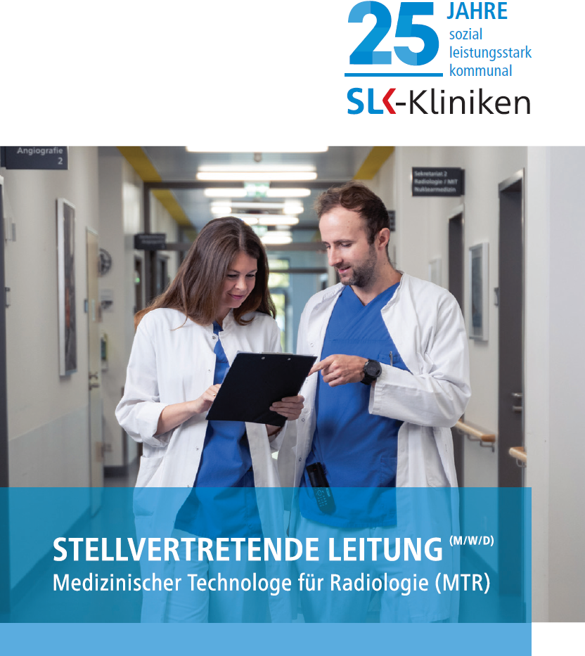 Zwei medizinische Fachkräfte im Krankenhausflur besprechen Unterlagen – Stellenanzeige für stellvertretende Leitung MTR bei den SLK-Kliniken