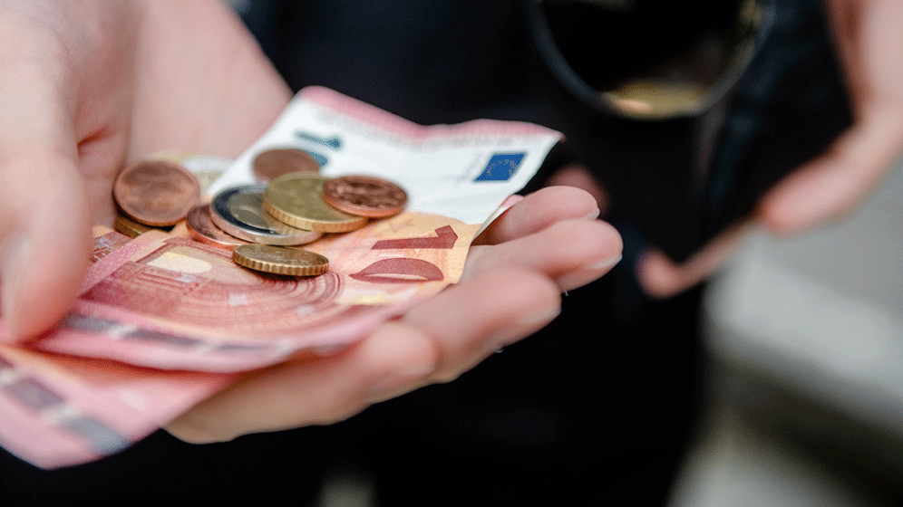 Coronaviren auf Geldscheinen