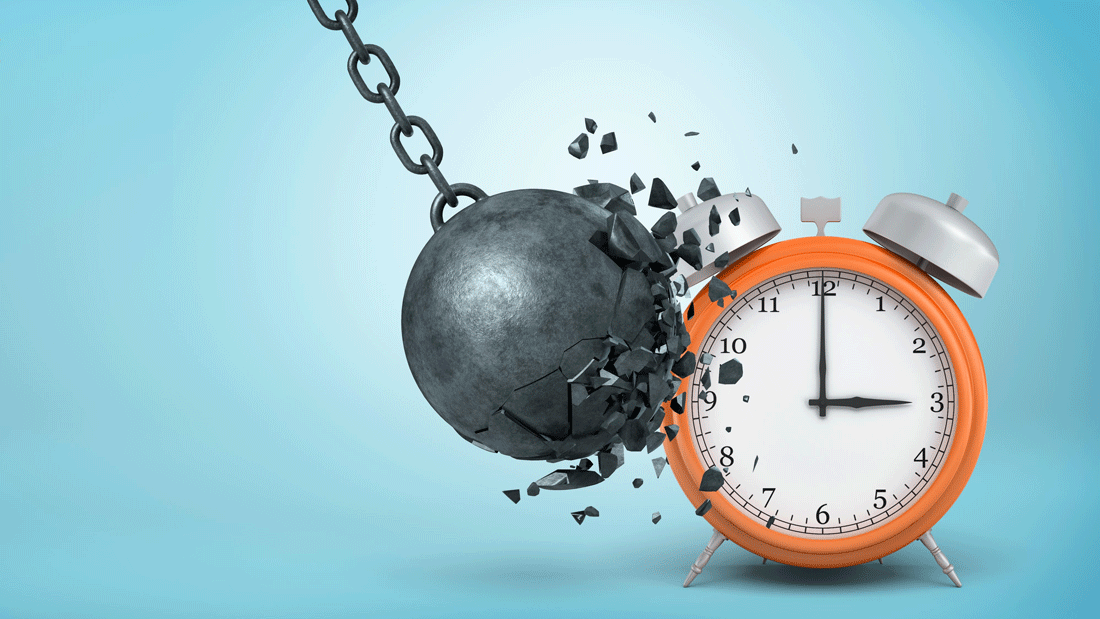 Schwere Eisenkugel an einer Kette zerschlägt einen orangefarbenen Wecker.