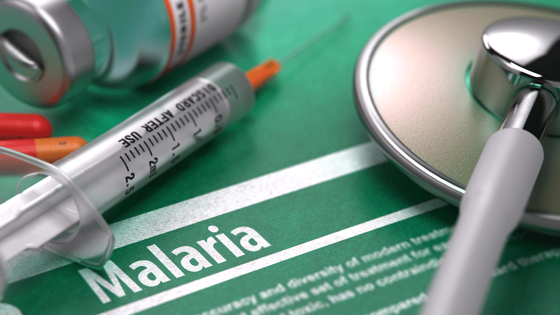 Dieses Bild zeigt medizinische Ausrüstung, darunter eine Spritze, Tabletten und ein Stethoskop, die auf einem Dokument oder einer Oberfläche mit der Aufschrift „Malaria“ liegen. 