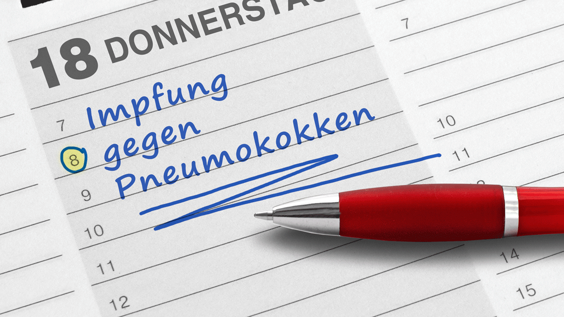 Das Bild zeigt einen Kalender, in dem ein Termin für eine „Impfung gegen Pneumokokken“ am Donnerstag, den 18., eingetragen ist. 