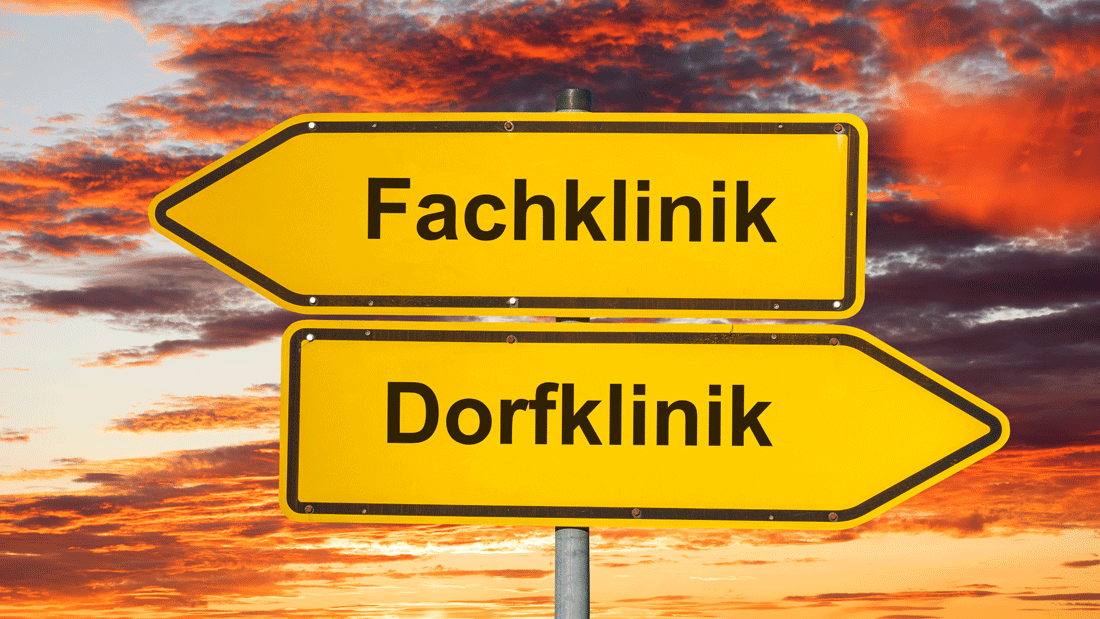 AdobeStock_1089406640.gif Das Bild zeigt zwei gelbe Wegweiser mit den Beschriftungen „Fachklinik“ und „Dorfklinik“, die in entgegengesetzte Richtungen weisen.