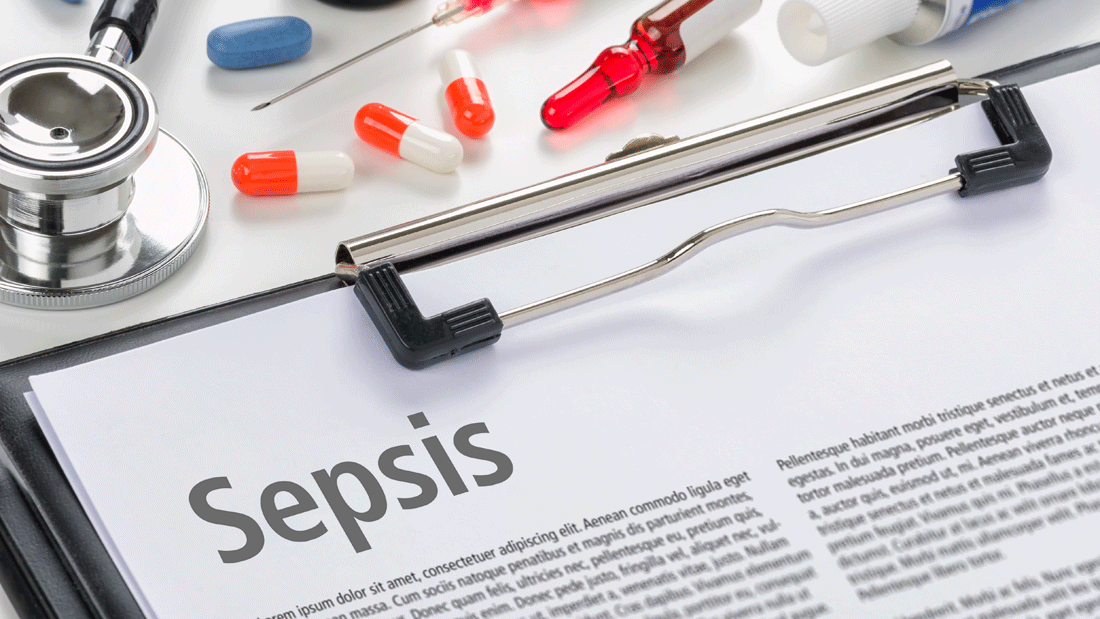 Das Bild zeigt medizinische Utensilien wie ein Stethoskop, Medikamente, Spritzen und eine Ampulle, die auf einem Tisch liegen. Im Vordergrund ist ein Dokument mit der Überschrift "Sepsis" zu sehen. Es thematisiert die lebensbedrohliche Erkrankung Sepsis, die durch eine überschießende Immunreaktion auf eine Infektion entsteht.