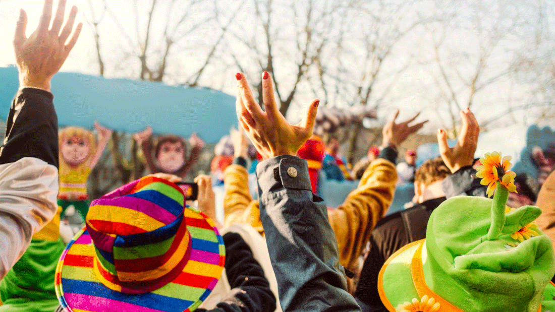 Das Bild zeigt eine fröhliche Menschenmenge beim Karneval.