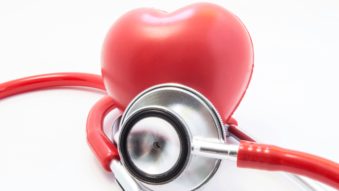Das Bild zeigt ein rotes Herzsymbol, das von einem Stethoskop umgeben ist.