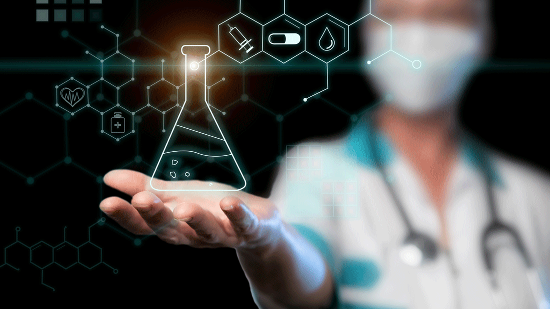 Das Bild zeigt eine Hand, die ein holografisches Bild eines Erlenmeyerkolbens mit chemischen Symbolen und medizinischen Icons wie Spritzen, Tabletten und Blut darstellt. 