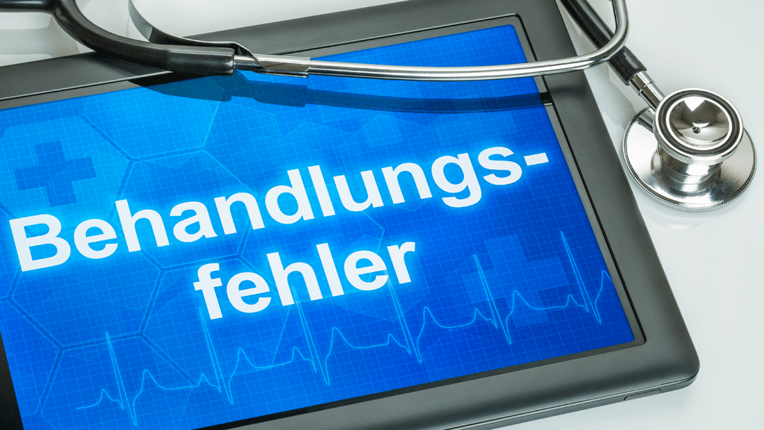 Das Bild zeigt ein Tablet mit der Aufschrift "Behandlungsfehler", begleitet von einem Stethoskop. Es thematisiert die Problematik von Fehlern in der medizinischen Behandlung, die schwerwiegende Folgen für Patientinnen und Patienten haben können.