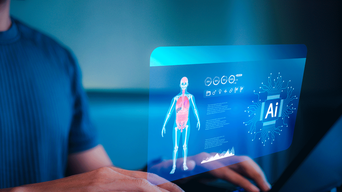 Dieses Bild zeigt eine Person, die an einem Laptop arbeitet, während eine futuristische holografische Benutzeroberfläche medizinische Daten und Elemente der künstlichen Intelligenz (KI) darstellt. Die Oberfläche zeigt ein anatomisches Modell des menschlichen Körpers, Diagramme und KI-bezogene Grafiken.