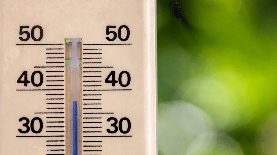 Dieses Bild zeigt ein Thermometer, das die Temperatur misst. Die Skala reicht von 0 bis 50 Grad Celsius, und die aktuelle Temperatur liegt bei etwa 30 Grad Celsius. 