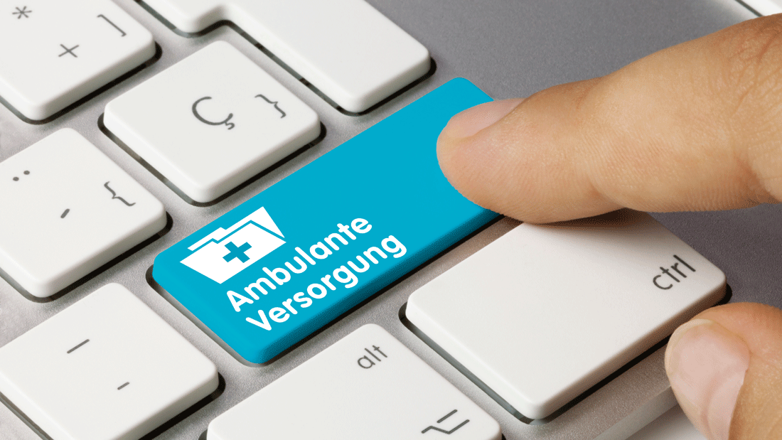 AdobeStock_214748688.gif Finger drückt auf einer Tastatur die blaue Taste „Ambulante Versorgung“.