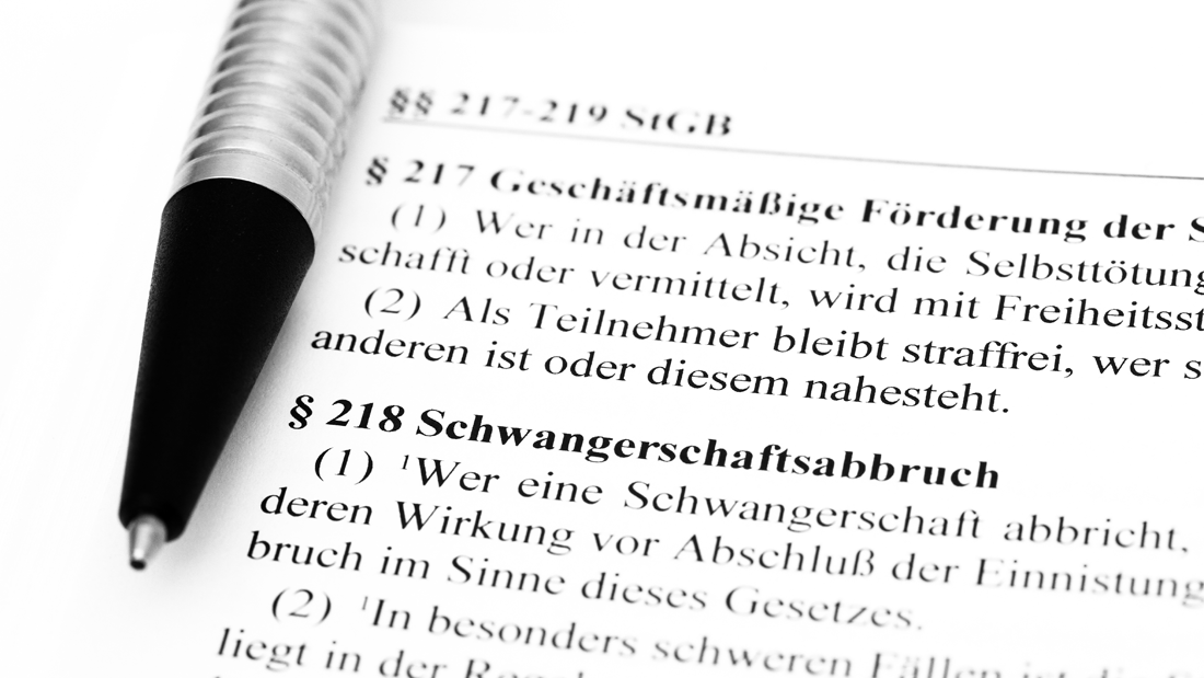 Das Bild zeigt einen Ausschnitt aus dem deutschen Strafgesetzbuch (StGB), insbesondere die Paragraphen § 217 und § 218. Diese Paragraphen behandeln die Themen geschäftsmäßige Förderung der Selbsttötung (§ 217) und Schwangerschaftsabbruch (§ 218).