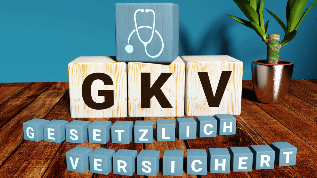 Das Bild zeigt Holzblöcke mit der Aufschrift „GKV" und darunter die Worte „gesetzlich versichert".
