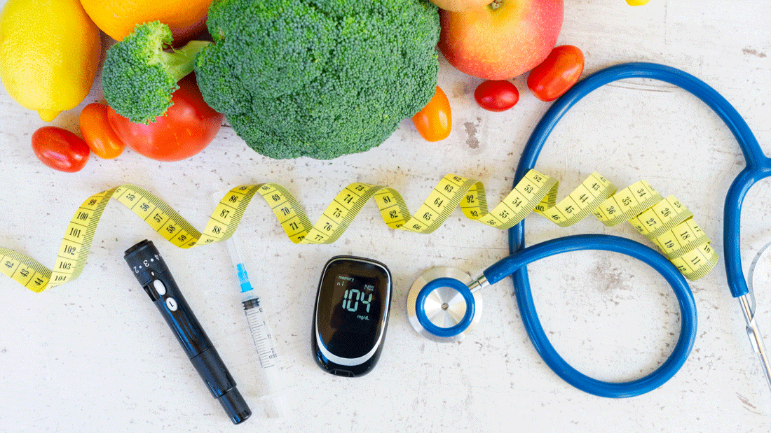Dieses Bild zeigt verschiedene Elemente, die mit Gesundheit und Diabetesmanagement in Verbindung stehen. Zu sehen sind frisches Obst und Gemüse, ein Maßband, ein Blutzuckermessgerät, eine Insulinspritze und ein Stethoskop.