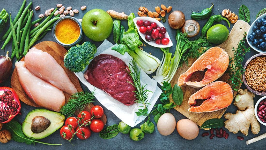 Dieses Bild zeigt eine Vielzahl von gesunden und nährstoffreichen Lebensmitteln, darunter frisches Gemüse, Obst, mageres Fleisch, Nüsse, Samen und Getreide.