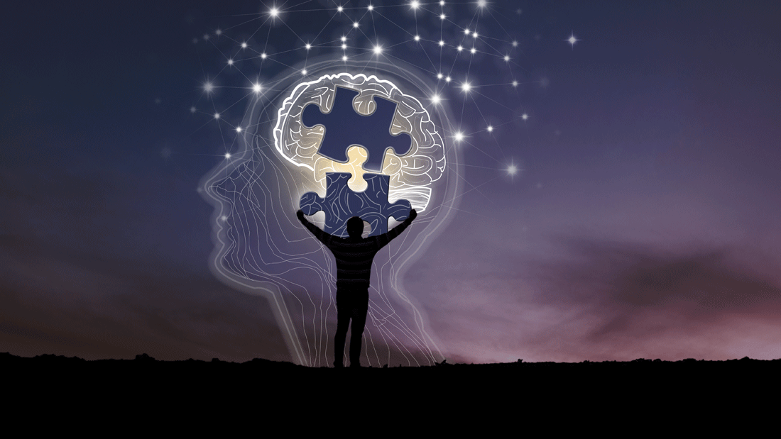 Silhouette einer Person vor Abendhimmel, darüber ein Kopfprofil mit Gehirn und Puzzle-Teilen