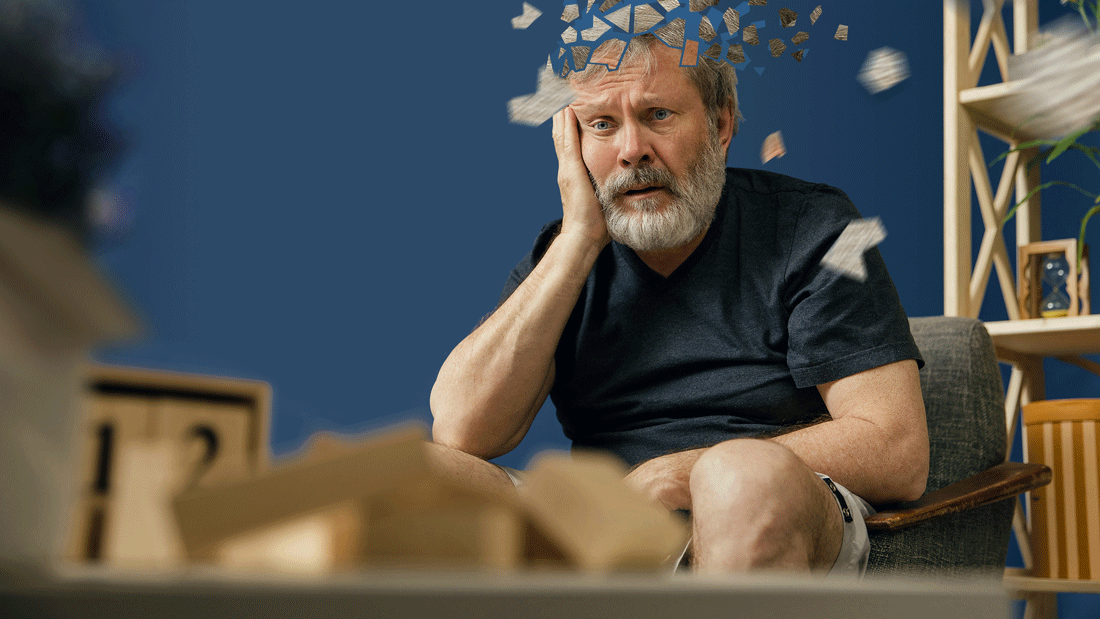 Das Bild zeigt eine Person, die in einem Stuhl sitzt, umgeben von einem dynamischen visuellen Effekt aus schwebenden Fragmenten. Die Umgebung wirkt gemütlich und umfasst Regale, Pflanzen und dekorative Elemente, was auf eine entspannte Atmosphäre hinweist. 