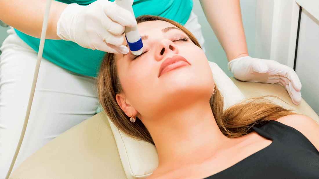 Ein Augenarzt führt Ultraschalluntersuchung an den Augen einer Frau durch.