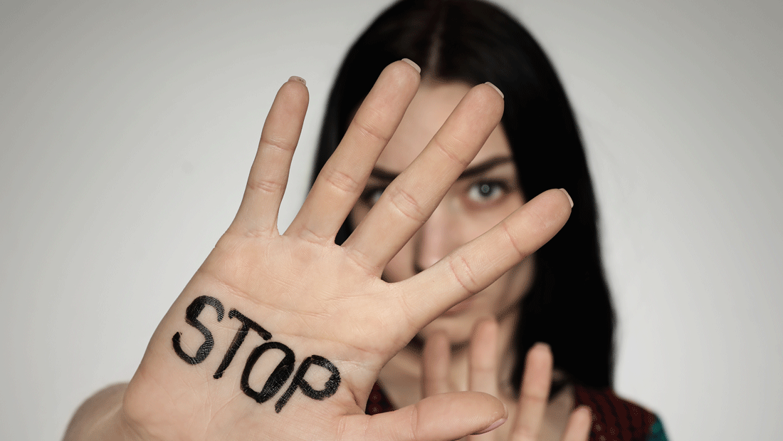 Das Bild vermittelt eine klare Botschaft des Widerstands oder Protests, mit dem Wort „STOP" deutlich auf der Hand geschrieben. 