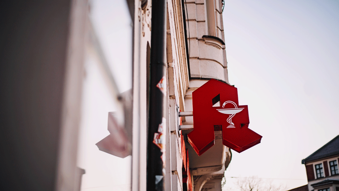 Das Bild zeigt das typische Symbol einer Apotheke in Deutschland – das rote „Apotheken-A".